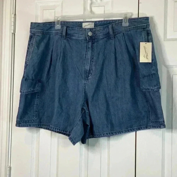 Universal Thread Women's High-Rise Denim Cargo Shorts - Medium Wash - Size 22 - Picture 5 of 12